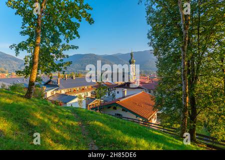 Vista sul popolare e turistico villaggio termale climatico Reit im Winkl, regione di Chiemgau, alta Baviera, Germania meridionale, Europa Foto Stock