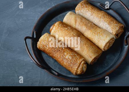 Pancake sottili o crepes ripieni di formaggio caserario Foto Stock