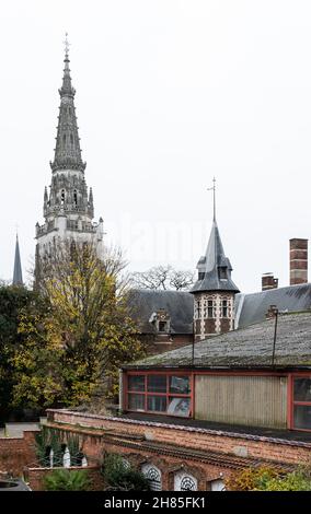 Architettura Anderslecht. Alla torre sinistra della Chiesa di San Guy, alla destra Hangar e edifici storici dell'accademia di arti visive Foto Stock