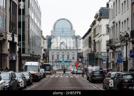 Ixelles, capitale di Bruxelles, Belgio - 11 19 2021: Vista sulla strada del Lussemburgo verso il Parlamento europeo Foto Stock