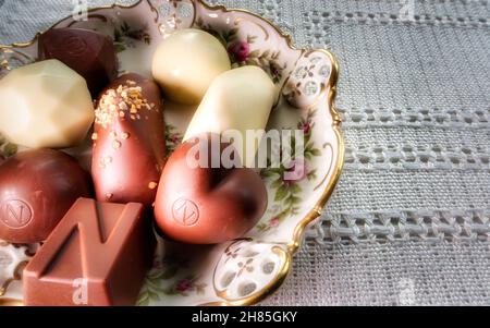 Piatto di porcellana riempito con cioccolatini Neuhaus Foto Stock