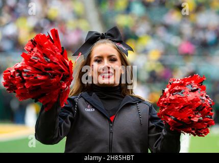 Waco, Texas, Stati Uniti. 27 novembre 2021. Texas Tech Red Raiders cheerleaders durante la seconda metà della partita di calcio NCAA tra i Texas Tech Red Raiders e Baylor Bears al McLane Stadium di Waco, Texas. Matthew Lynch/CSM/Alamy Live News Foto Stock