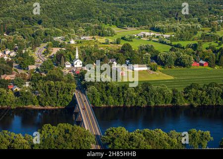 Guardando giù su Sunderland dal Monte Sugarloaf a Deerfield, Massachusetts Foto Stock