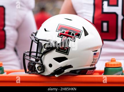 Waco, Texas, Stati Uniti. 27 novembre 2021. Casco Red Raiders Texas Tech durante la seconda metà della partita di football NCAA tra i Texas Tech Red Raiders e i Baylor Bears al McLane Stadium di Waco, Texas. Matthew Lynch/CSM/Alamy Live News Foto Stock