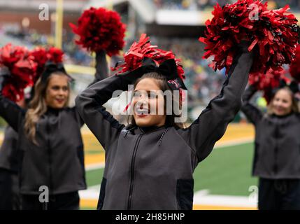 Waco, Texas, Stati Uniti. 27 novembre 2021. Texas Tech Red Raiders cheerleaders durante la seconda metà della partita di calcio NCAA tra i Texas Tech Red Raiders e Baylor Bears al McLane Stadium di Waco, Texas. Matthew Lynch/CSM/Alamy Live News Foto Stock