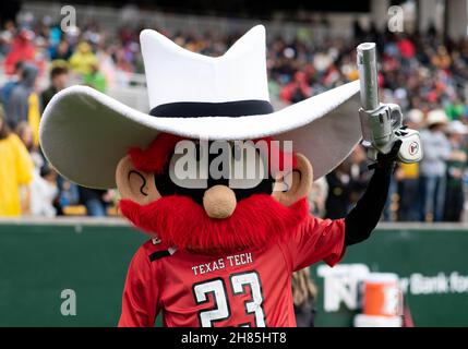 Waco, Texas, Stati Uniti. 27 novembre 2021. Mascotte Texas Tech Red Raiders durante la seconda metà della partita di football NCAA tra i Texas Tech Red Raiders e i Baylor Bears al McLane Stadium di Waco, Texas. Matthew Lynch/CSM/Alamy Live News Foto Stock