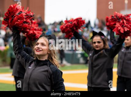 Waco, Texas, Stati Uniti. 27 novembre 2021. Texas Tech Red Raiders cheerleaders durante la seconda metà della partita di calcio NCAA tra i Texas Tech Red Raiders e Baylor Bears al McLane Stadium di Waco, Texas. Matthew Lynch/CSM/Alamy Live News Foto Stock