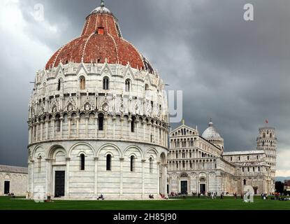 Battistero in Piazza dei Miracoli a Pisa in Una splendida Primavera con Nuvole scure nel cielo Foto Stock