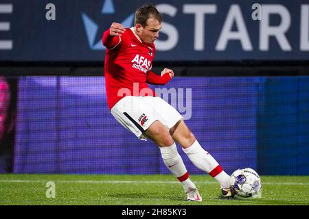 EINDHOVEN, PAESI BASSI - NOVEMBRE 26: Thijs Oosting della AZ U23 passa la palla durante la partita olandese Keukenkampioendivisie tra FC Eindhoven e Jong AZ Alkmaar allo stadio Jan Louwers il 26 Novembre 2021 a Eindhoven, Paesi Bassi (Foto di Joris Verwijst/Orange Pictures) Foto Stock