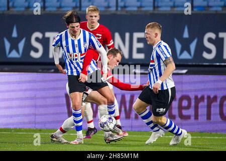 EINDHOVEN, PAESI BASSI - NOVEMBRE 26: Maarten Peijnenburg del FC Eindhoven batte per la palla con Thijs Oosting della AZ U23 durante la partita olandese Keukenkampioendivisie tra FC Eindhoven e Jong AZ Alkmaar allo stadio Jan Louwers il 26 Novembre 2021 a Eindhoven, Paesi Bassi (Foto di Joris/Orange Pictures) Foto Stock