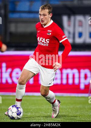EINDHOVEN, PAESI BASSI - NOVEMBRE 26: Thijs Oosting della AZ U23 corre con la palla durante la partita olandese Keukenkampioendivisie tra FC Eindhoven e Jong AZ Alkmaar allo stadio Jan Louwers il 26 Novembre 2021 a Eindhoven, Paesi Bassi (Foto di Joris Verwijst/Orange Pictures) Foto Stock