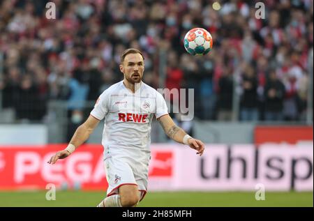 Colonia, Germania. 27 novembre 2021. Bundesliga 13° giorno di fiammazione, 1. FC Koeln - Borussia Moenchengladbach, Rafael Czichos (Koeln) controlla la palla. Credit: Juergen Schwarz/Alamy Live News Foto Stock