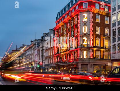 Londra, Regno Unito. 27 novembre 2021. Le luci e le decorazioni natalizie a Fortnum & Mason su Piccadilly. Le illuminazioni natalizie sono state attivate in molti negozi, grandi magazzini e attrazioni per la stagione natalizia. Credit: Imagplotter/Alamy Live News Foto Stock
