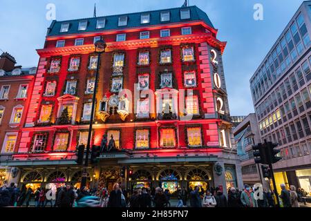 Londra, Regno Unito. 27 novembre 2021. Le luci e le decorazioni natalizie a Fortnum & Mason su Piccadilly. Le illuminazioni natalizie sono state attivate in molti negozi, grandi magazzini e attrazioni per la stagione natalizia. Credit: Imagplotter/Alamy Live News Foto Stock