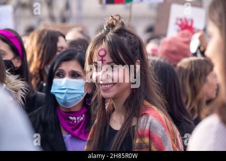 Roma, Italia. 27 novembre 2021. Manifestazione nazionale a Roma organizzata dall'associazione non una di Meno contro la violenza contro le donne. (Foto di Matteo Nardone/Pacific Press Credit: Pacific Press Media Production Corp./Alamy Live News Foto Stock