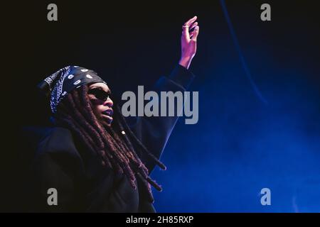 Newcastle, Regno Unito. 27 novembre 2021. Little Simz si esibisce dal vivo presso la O2 Academy di Newcastle Credit: Thomas Jackson/Alamy Live News Foto Stock