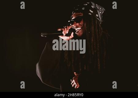 Newcastle, Regno Unito. 27 novembre 2021. Little Simz si esibisce dal vivo presso la O2 Academy di Newcastle Credit: Thomas Jackson/Alamy Live News Foto Stock