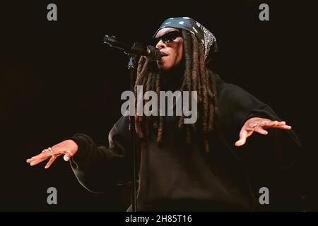 Newcastle, Regno Unito. 27 novembre 2021. Little Simz si esibisce dal vivo presso la O2 Academy di Newcastle Credit: Thomas Jackson/Alamy Live News Foto Stock