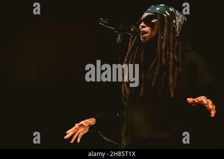 Newcastle, Regno Unito. 27 novembre 2021. Little Simz si esibisce dal vivo presso la O2 Academy di Newcastle Credit: Thomas Jackson/Alamy Live News Foto Stock