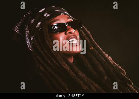 Newcastle, Regno Unito. 27 novembre 2021. Little Simz si esibisce dal vivo presso la O2 Academy di Newcastle Credit: Thomas Jackson/Alamy Live News Foto Stock