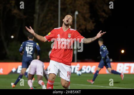 Lisbona, Portogallo. 27 novembre 2021. Haris Seferović in avanti di SL Benfica reagisce durante la partita di calcio portoghese Primeira Liga tra Belenenses SAD e SL Benfica allo stadio Jamor di Lisbona, Portogallo. Valter Gouveia/SPP Credit: SPP Sport Press Photo. /Alamy Live News Foto Stock