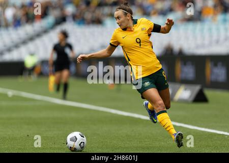 Caitlin Foord of the Matildas controlla la palla durante il gioco una delle serie internazionale amichevole tra l'Australia Matildas e gli Stati Uniti d'America Women's National Team allo Stadio Australia il 27 novembre 2021 a Sydney, Australia. Foto Stock