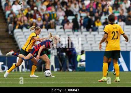 Lindsey Horan degli Stati Uniti è sfidato da Emily Van Egmond dei Matildas durante il gioco una della serie internazionale amichevole tra l'Australia Matildas e la squadra nazionale delle donne degli Stati Uniti d'America allo Stadio Australia il 27 novembre 2021 a Sydney, Australia. Foto Stock