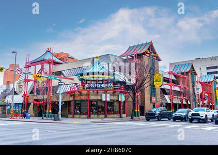 CALGARY, CANADA - 13 NOVEMBRE 2021: Chinatown nel cuore del quartiere centrale di Calgary è la quarta più grande Chinatown in Canada dopo quelli in Vancou Foto Stock