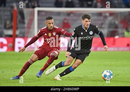 Monaco di Baviera, Germania. 27 novembre 2021. Corentin TOLISSO (FC Bayern Monaco di Baviera), azione, duelli contro Alessandro SCHOEPF (BI). Calcio 1. Bundesliga stagione 2021/2022, 13.matchday, matchday13. FC Bayern Monaco-Arminia Bielefeld 1-0, il 27 novembre 2021, ALLIANZARENA Muenchen. Credit: dpa/Alamy Live News Foto Stock