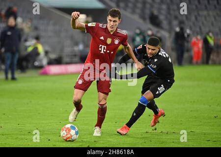 Monaco di Baviera, Germania. 27 novembre 2021. Benjamin PAVARD (FC Bayern Monaco di Baviera), azione, duelli contro Andres ANDRADE (BI). Calcio 1. Bundesliga stagione 2021/2022, 13.matchday, matchday13. FC Bayern Monaco-Arminia Bielefeld 1-0, il 27 novembre 2021, ALLIANZARENA Muenchen. Credit: dpa/Alamy Live News Foto Stock