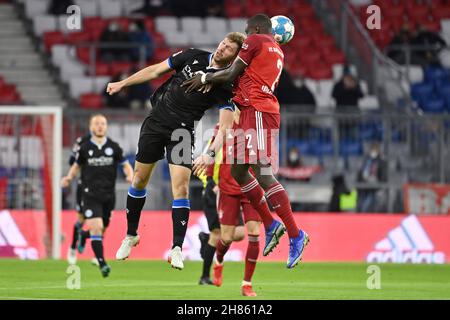 Monaco di Baviera, Germania. 27 novembre 2021. Fabian KLOS (BI), azione, duelli contro Dayot UPAMECANO (FC Bayern Monaco). Calcio 1. Bundesliga stagione 2021/2022, 13.matchday, matchday13. FC Bayern Monaco-Arminia Bielefeld 1-0, il 27 novembre 2021, ALLIANZARENA Muenchen. Credit: dpa/Alamy Live News Foto Stock