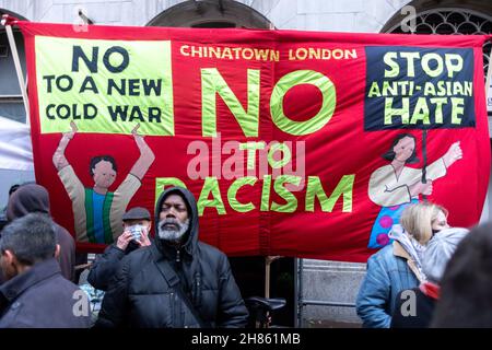 Londra, Regno Unito. 27 novembre 2021. Una bandiera che dice 'No ad una nuova guerra fredda. Fermare l'odio anti-asiatico. No al razzismo' durante il raduno organizzato congiuntamente da Friends of Socialist China, min Quan Legal Center e dal gruppo di monitoraggio, a China Town, il raduno è stato tenuto per aumentare la consapevolezza contro l'odio verso gli asiatici. Durante il raduno, Hong Kongers si riunì per protestare contro il regime del Pcc. Credit: SOPA Images Limited/Alamy Live News Foto Stock