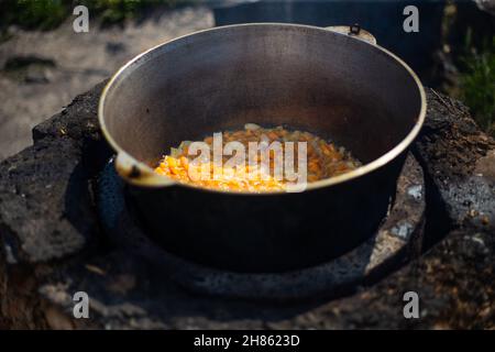 Grande cavoldro con una zuppa soffice sulla strada Foto Stock