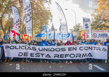 Madrid, Spagna. 27 novembre 2021. La piattaforma Jusapol e il resto delle organizzazioni della polizia nazionale, della Guardia civile, della polizia regionale e locale hanno sostenuto questo sabato la manifestazione contro la riforma della legge sulla sicurezza dei cittadini del 2015, nota dai suoi detrattori come "legge del bavaglio", Hanno concentrato le sue critiche nei confronti della direzione del ministro degli interni Fernando Grande-Marlaska. (Foto di Alberto Sibaja/Pacific Press) Credit: Pacific Press Media Production Corp./Alamy Live News Foto Stock