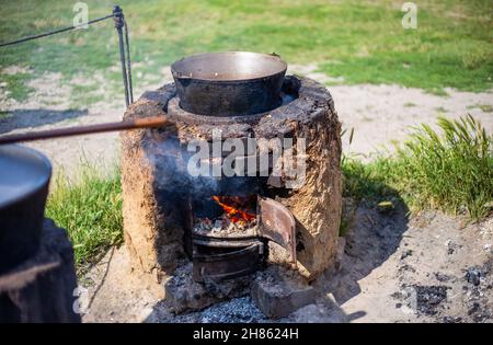 Grande cavoldro con una zuppa soffice sulla strada Foto Stock