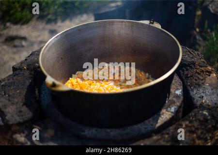 Grande cavoldro con una zuppa soffice sulla strada Foto Stock
