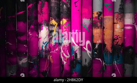 Primo piano dei bellissimi dipinti multicolore che ruotano sui rotoli nel museo della Galleria d'Arte moderna di San Pietroburgo Foto Stock