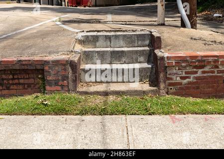Diritto sulla vista di strette scale di blocco di cemento tra un marciapiede e un parcheggio lastricato, aspetto orizzontale Foto Stock