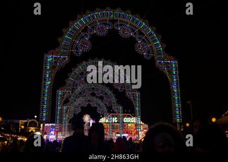 Londra, Regno Unito. 27 novembre 2021. Installazione leggera vista nel Winter Wonderland.Winter Wonderland è tornato ad Hyde Park a Londra dopo essere stato cancellato lo scorso anno a causa di covid-19 pandemia. Quest'anno si è passati al sistema di biglietteria, in vista della pratica delle distanze sociali e della limitazione della quantità di persone per partecipare all'evento. (Foto di Hesther ng/SOPA Images/Sipa USA) Credit: Sipa USA/Alamy Live News Foto Stock