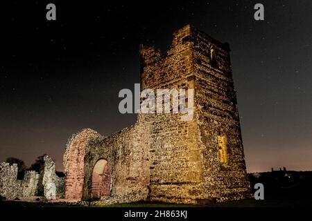 La Chiesa di Knowlton e le Earthworks sotto un cielo stellato di notte in Inghilterra Foto Stock