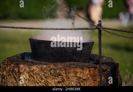 Grande cavoldro con una zuppa soffice sulla strada Foto Stock