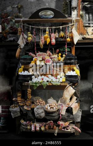 Napoli, Napoli, Italia. 20 Nov 2021. Intorno in via San Gregorio Armeno, nel cuore del centro storico di Napoli, famosa in tutto il mondo per essere la cavità del presepe. Qui gli artisti presepi, nelle loro botteghe storiche, hanno lavorato a mano la riproduzione del presepio cristiano e tutta una serie di figurine. (Credit Image: © Bruno Fontanarosa/Pacific Press via ZUMA Press Wire) Foto Stock