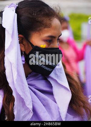 "Perù insieme per la giustizia, stop impunity" può essere letto nella maschera di una ragazza quando centinaia di donne hanno preso per le strade di Lima come parte delle attività della Giornata internazionale per l'eliminazione della violenza contro le donne, un evento che viene commemorato annualmente il 25 novembre, La data in cui le tre sorelle Mirabal (Patria, Minerva e María Teresa) sono state uccise nella Repubblica Dominicana il 1960. Foto Stock