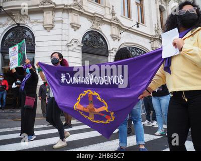 "Possiamo tutti insieme” può essere letto su una bandiera quando centinaia di donne sono scese per le strade di Lima nell'ambito delle attività della Giornata internazionale per l'eliminazione della violenza contro le donne, un evento che viene commemorato annualmente il 25 novembre, La data in cui le tre sorelle Mirabal (Patria, Minerva e María Teresa) sono state uccise nella Repubblica Dominicana il 1960. Foto Stock