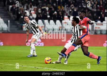Torino, Italia. 27 novembre 2021. Duvan Zapata di Atalanta BC compete per la palla con Juan Cuadrado della Juventus FC durante la Serie A partita di calcio tra Juventus FC e Atalanta BC. Credit: Nicolò campo/Alamy Live News Foto Stock