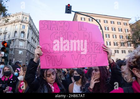 Roma, Italia. 27 novembre 2021. Manifestazione nazionale a Roma organizzata dall'associazione non una di Meno contro la violenza contro le donne. (Foto di Matteo Nardone/Pacific Press/Sipa USA Credit: Sipa USA/Alamy Live News Foto Stock