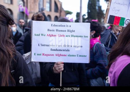 Roma, Italia. 27 novembre 2021. Manifestazione nazionale a Roma organizzata dall'associazione non una di Meno contro la violenza contro le donne. (Foto di Matteo Nardone/Pacific Press/Sipa USA Credit: Sipa USA/Alamy Live News Foto Stock