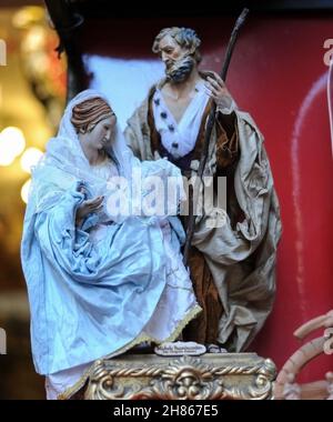 Napoli, Italia. 20 Nov 2021. Intorno in via San Gregorio Armeno, nel cuore del centro storico di Napoli, famosa in tutto il mondo per essere la cavità del presepe. Qui gli artisti presepi, nelle loro botteghe storiche, hanno lavorato a mano la riproduzione del presepio cristiano e tutta una serie di figurine. (Foto di Bruno Fontanarosa/Pacific Press/Sipa USA) Credit: Sipa USA/Alamy Live News Foto Stock