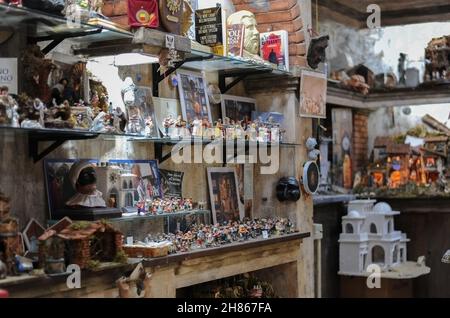 Napoli, Italia. 20 Nov 2021. Intorno in via San Gregorio Armeno, nel cuore del centro storico di Napoli, famosa in tutto il mondo per essere la cavità del presepe. Qui gli artisti presepi, nelle loro botteghe storiche, hanno lavorato a mano la riproduzione del presepio cristiano e tutta una serie di figurine. (Foto di Bruno Fontanarosa/Pacific Press/Sipa USA) Credit: Sipa USA/Alamy Live News Foto Stock