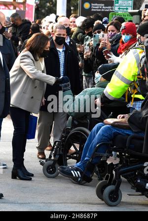 Washington, DC. 27 novembre 2021. Il Vice Presidente degli Stati Uniti Kamala Harris (L) saluta gli acquirenti in quanto sostiene le piccole imprese Sabato con una visita a DCs Downtown Holiday Market, Sabato, 27 novembre 2021, a Washington, CC. Credit: Mike Theiler/Pool via CNP/dpa/Alamy Live News Foto Stock